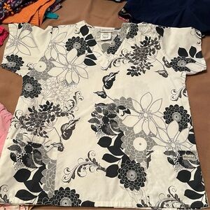 NWOT Scrub Top, Floral Black and White XL